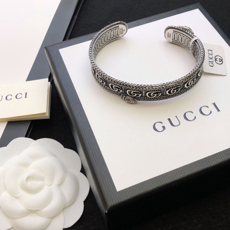 Ba*len*cia*ga bracelets